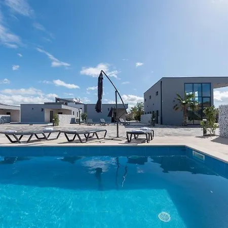 Stunning In With Outdoor Swimming Pool, Sauna And Wifi Vila