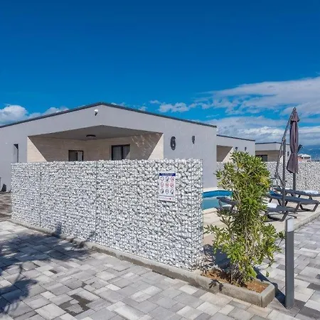 Vila Stunning In With Outdoor Swimming Pool, Sauna And Wifi Vir
