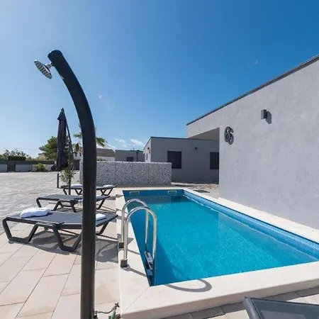 Stunning In With Outdoor Swimming Pool, Sauna And Wifi * Vir