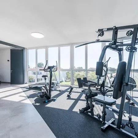 Stunning In With Outdoor Swimming Pool, Sauna And Wifi *