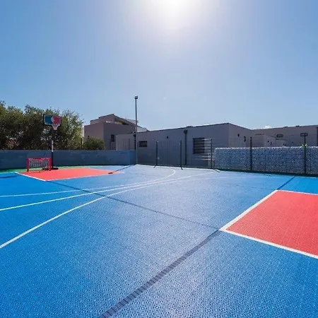 Vila Stunning In With Outdoor Swimming Pool, Sauna And Wifi