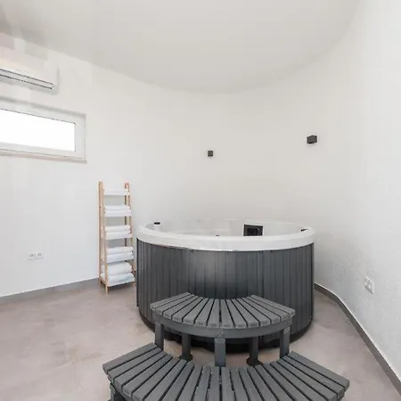 Vila Stunning In With Outdoor Swimming Pool, Sauna And Wifi Vir